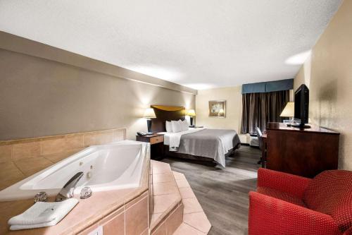 Bulls GapQuality Inn I-81 Exit 23的酒店客房配有一张床和浴缸。