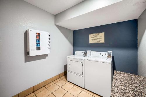 Bulls GapQuality Inn I-81 Exit 23的洗衣房配有洗衣机和烘干机
