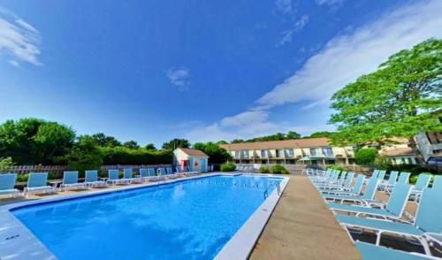 南雅茅斯All Seasons Resort, Trademark Collection by Wyndham的一个带躺椅的游泳池,一个度假村