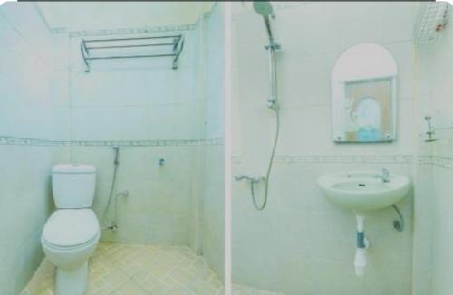 马塔兰Senaz Guesthouse的白色的浴室设有卫生间和水槽。
