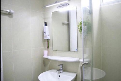 胡志明市Veganhome的一间带水槽和镜子的浴室