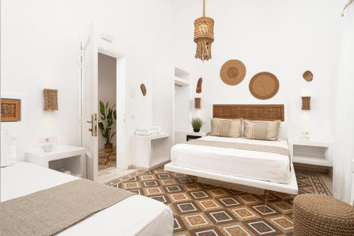 阿达玛斯Semiramis Guesthouse的白色客房 - 带两张床和一间浴室