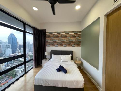 吉隆坡Kuala Lumpur Anggun Suite KLCC的一间卧室设有一张床和一个大窗户