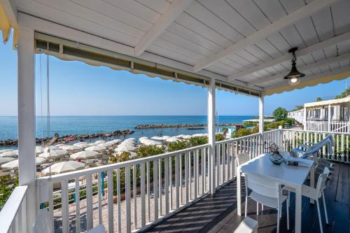 皮肖塔拜亚德尔斯林齐奥度假酒店的享有海滩美景的阳台