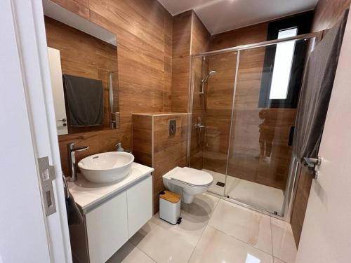 拉纳卡Cozy 3 Bedroom Apartment 300M from the SEA的浴室配有卫生间、盥洗盆和淋浴。