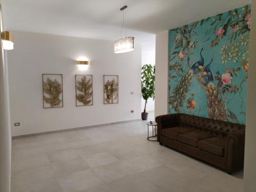 切萨雷奥港B&B Aquavia的客厅配有沙发和墙上的绘画