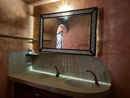 艾济拉勒Palais D'Ouzoud的一间带两个盥洗盆和大镜子的浴室
