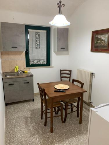 Montalto delle MarcheAgriturismo cerquatonda B&B的厨房配有桌椅和水槽。