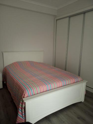 圣塔艾里达阿佐亚Villa Pisco的一张带条纹床垫的床