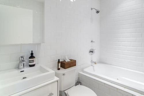 纽约Blueground Tribeca terrace near Battery Park NYC-1490的白色的浴室设有卫生间和水槽。