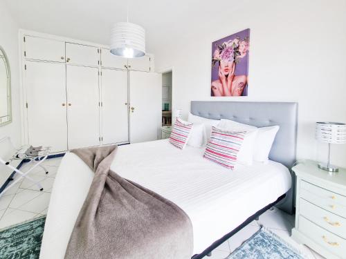 波尔蒂芒Apartment Concorde Sky Vista Mar的白色卧室配有白色的床和枕头