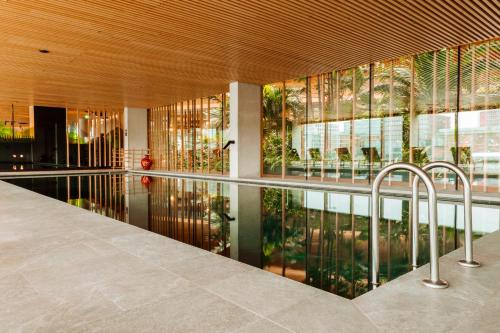 阿姆斯特丹阿姆斯特丹雅加塔酒店的一座带窗户的建筑中央的游泳池