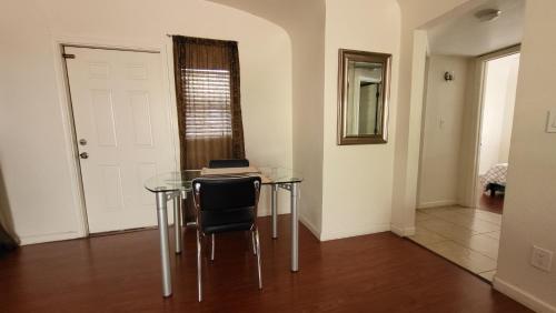 凤凰城U1 - Entire 2 BR Pet Friendly APT in DT PHX with pkg的房间里的一张玻璃桌和笔记本电脑