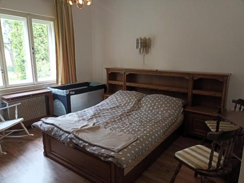 巴拉顿城堡Csillag-lak Balatonföldvár的卧室配有床、书桌和钢琴