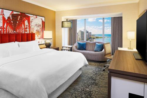 芝加哥芝加哥密歇根大道威斯汀酒店的酒店客房设有一张床和一个大窗户
