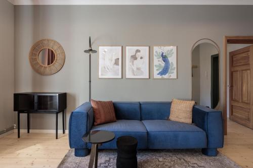 采西斯Centra Nams - Center Apartments的客厅配有蓝色的沙发和电视