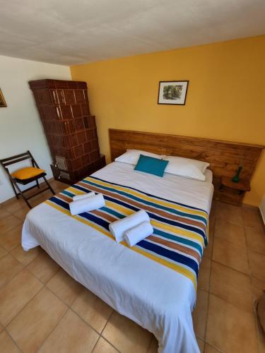 茹里洛夫卡Casa Maru的一间卧室,卧室内配有一张大床