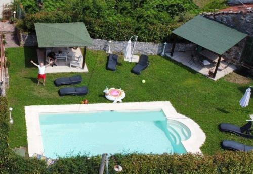 MontefegatesiFerienhaus mit Garten, Pool und einzigartiger 360-Panoramaaussicht的享有庭院游泳池的顶部景色