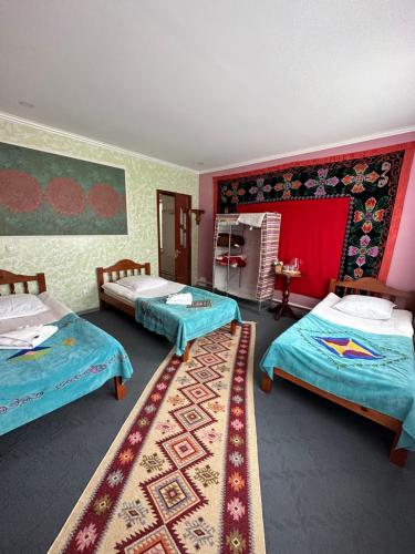 博孔巴耶沃Guest House Emily的一间设有两张床的房间和一张地毯