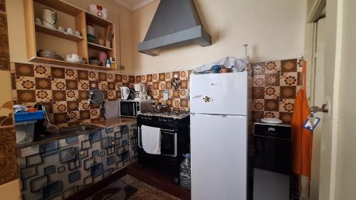 塔拉法尔Casa de Férias的厨房配有白色冰箱和炉灶。