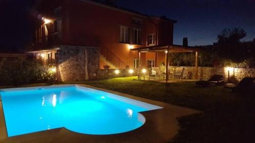 MontefegatesiFerienhaus mit Garten, Pool und einzigartiger 360-Panoramaaussicht的夜间在房子的院子中的一个游泳池