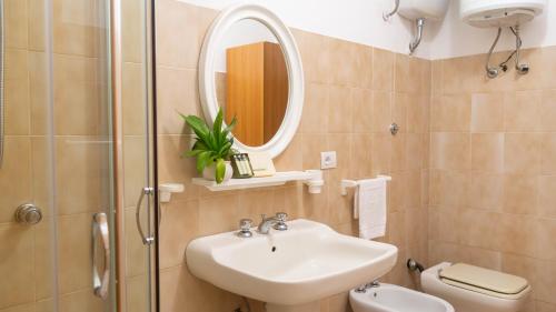 波尔托奥蒂罗卢Casa Ficus的一间带水槽、卫生间和镜子的浴室