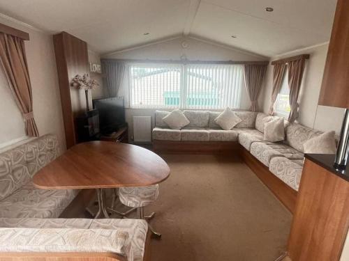 EastchurchBeautiful two bedroom caravan, Eastchurch的客厅配有沙发和桌子