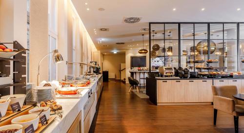 德累斯顿德雷斯顿 - 茨温格宫假日酒店的一间大厨房,展示着许多食物