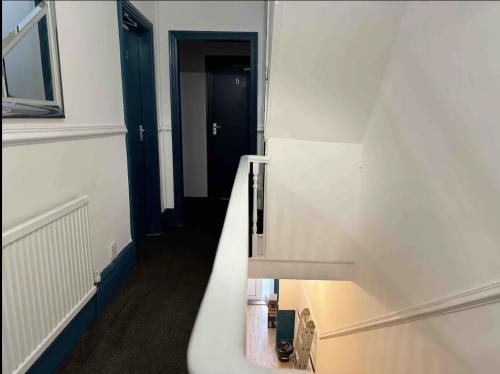 NeepsendComfortable Room in Shared Sheffield Detached House - Room 3的一间带白色水槽和楼梯的浴室