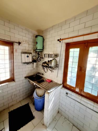 马拉里Snow land cottage的厨房配有水槽和炉灶。