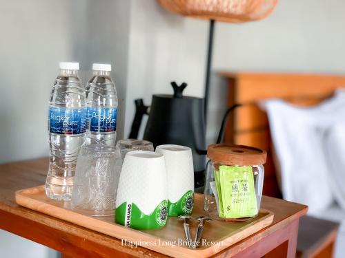 Happiness Long Bridge Resort的一张桌子,配有瓶装水和纸巾