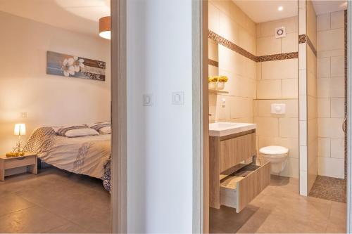 帕特里莫尼奥Casa U Castagnettu的一间卧室配有床、水槽和卫生间