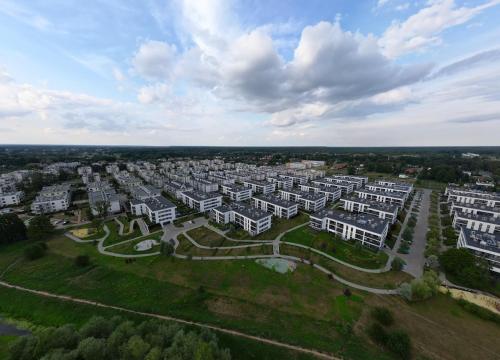 华沙Lenki apartamenty Białołęka的白色建筑的城市空中景观
