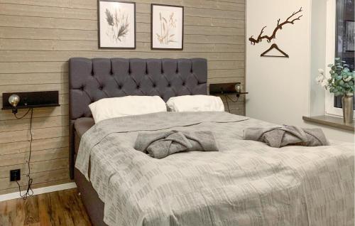 赛夫勒3 Bedroom Lovely Home In Sffle的一间卧室配有一张带灰色毯子的大床