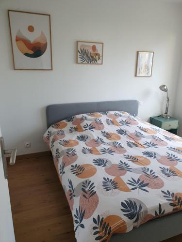 奥贝奈L'Obernois situé dans 1 résidence privée的一间卧室配有一张带花卉床罩的床