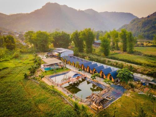 Yên BáiHomestay Suối Khoáng Minh Hằng的享有火车站和湖泊的空中景致