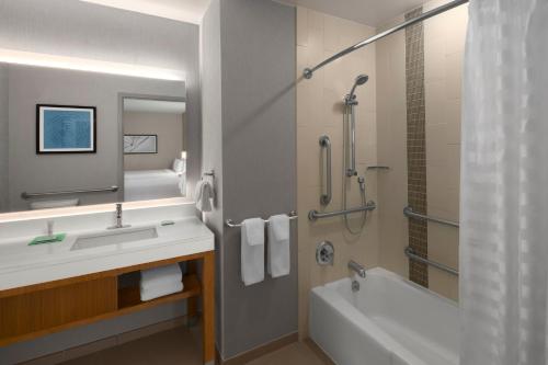 丹佛丹佛樱桃溪凯悦广场酒店的带浴缸、水槽和淋浴的浴室