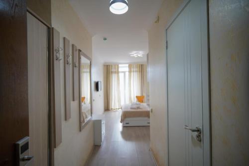 巴统奥比公寓式酒店的走廊上设有卧室,房间内设有一张床