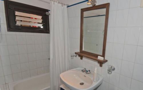 特罗尔库瓦斯莫雷纳酒店的白色的浴室设有水槽和镜子