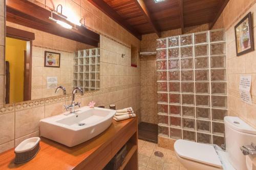 Valleseco厄尔祖玛卡尔旅馆的一间带水槽和卫生间的浴室
