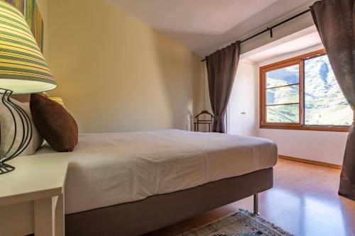 阿格特Las Mimosas的一间卧室设有一张床和一个窗口
