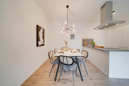 奥格斯堡NEU-Luxus Apartment-Zentral 350m Altstadt-2Zi-65qm的厨房以及带桌椅的用餐室。
