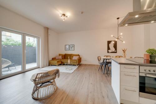 奥格斯堡NEU-Luxus Apartment-Zentral 350m Altstadt-2Zi-65qm的厨房以及带桌椅的起居室。
