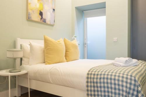 都柏林GuestReady - Dublin 8 Delight Retreat的卧室内的白色床和黄色枕头
