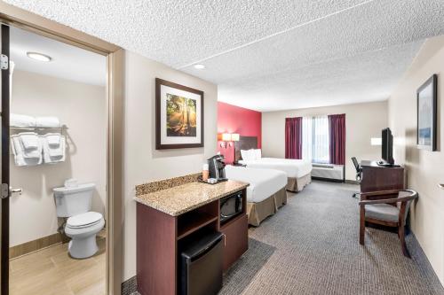 哥伦布市Quality Inn的酒店客房带两张床和一间浴室