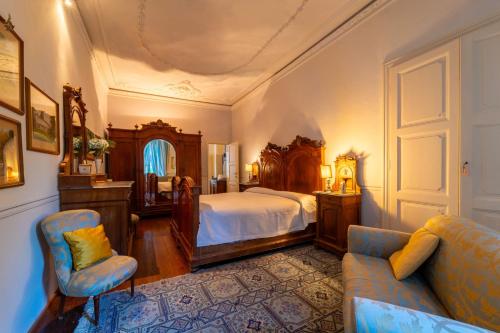 拉利奥Villa Lucia a Laglio by Wonderful Italy的一间卧室配有一张床和一张沙发