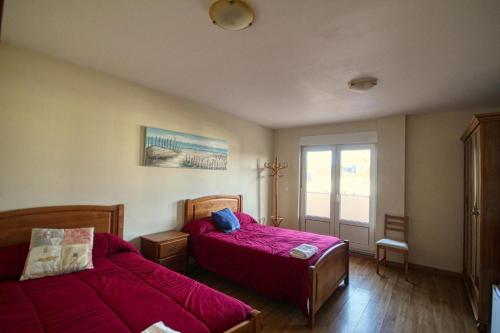 萨里亚艾斯卡里纳塔宾馆的一间卧室设有两张床和窗户。