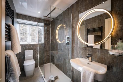 安布尔塞德Ambleside Townhouse的一间带水槽和镜子的浴室