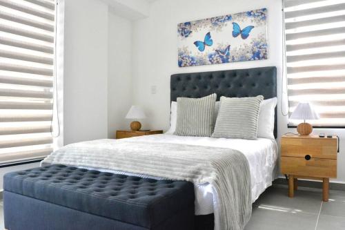 拉特瓦伊达Casa Campestre con Piscina Cerca al Parque del Café的一间卧室配有蓝色的床和蓝色的软垫床头板