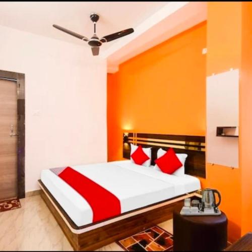SaluaOyo chinar haven的一间卧室配有红色和白色枕头的床